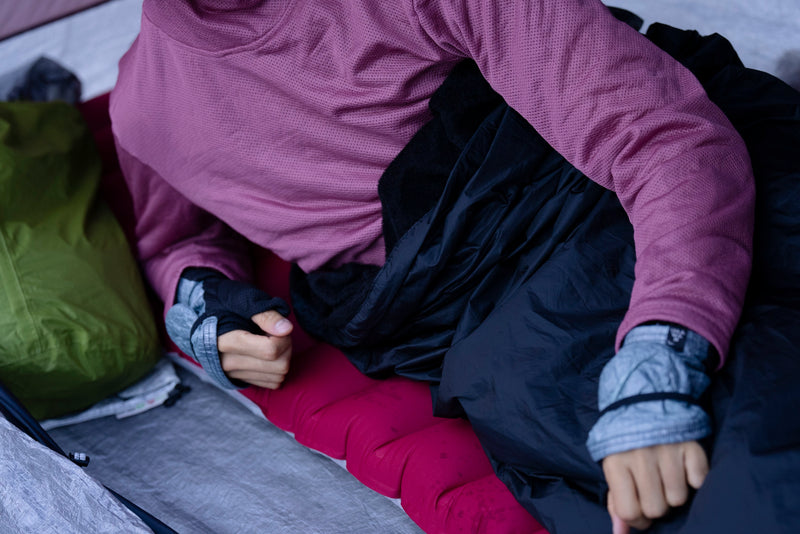 スタティック　アドリフトチタンスリーピングバッグ　フィールド半分着用