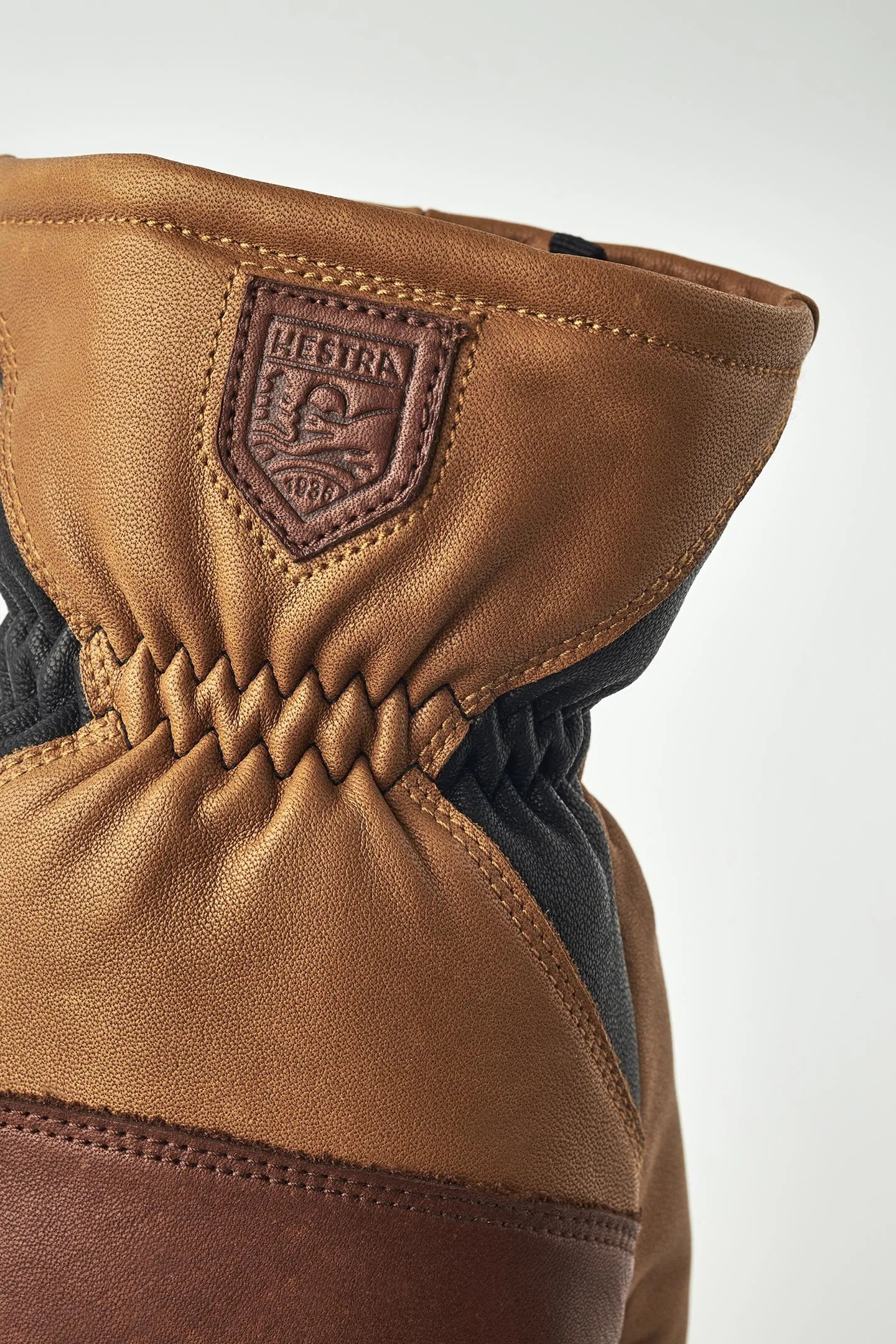 ヘストラ　リミックス ミット　ブラウン　コーク　腕元