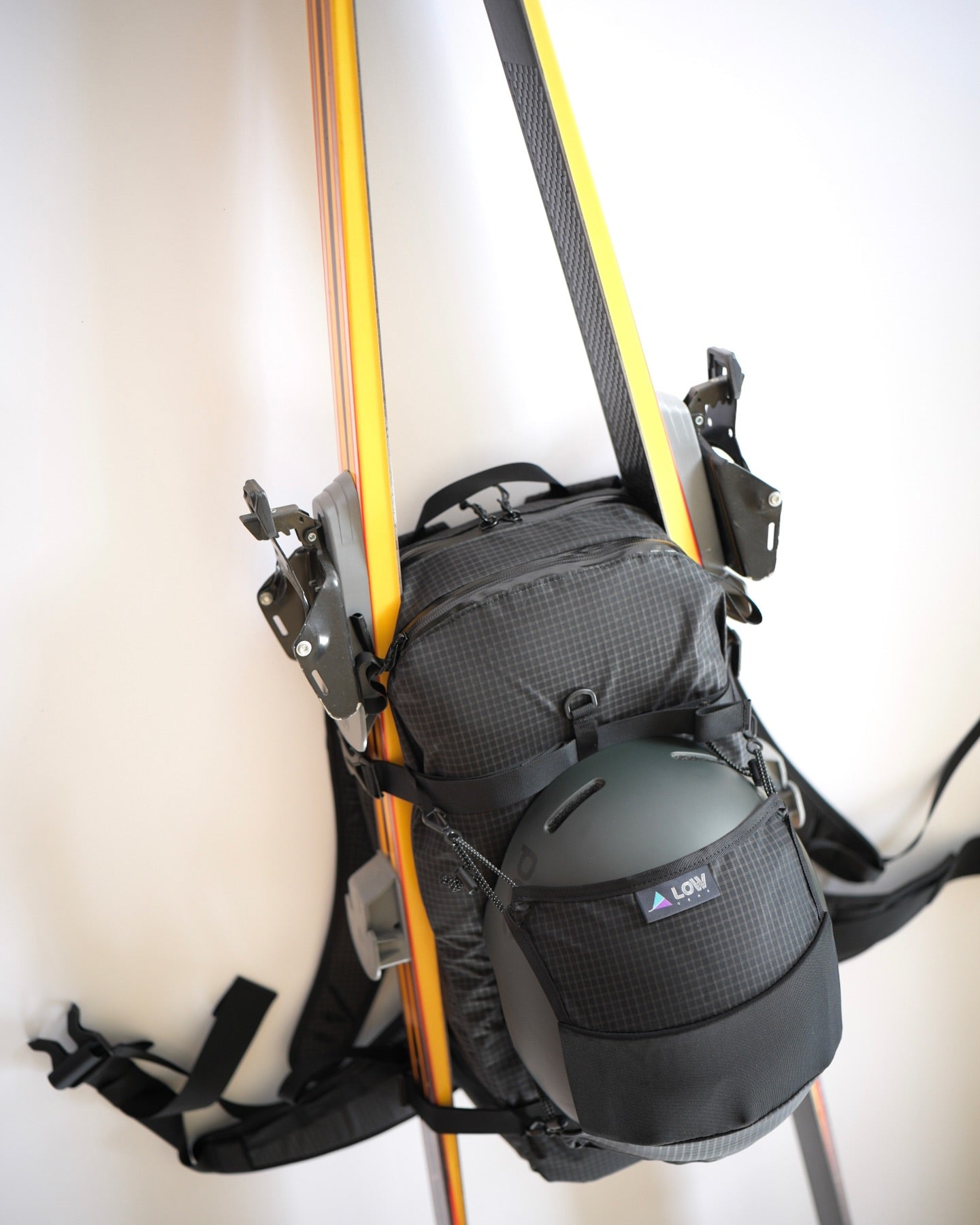 マウンテンロウギア　バムパック　ブラックアウト　スキー装着時