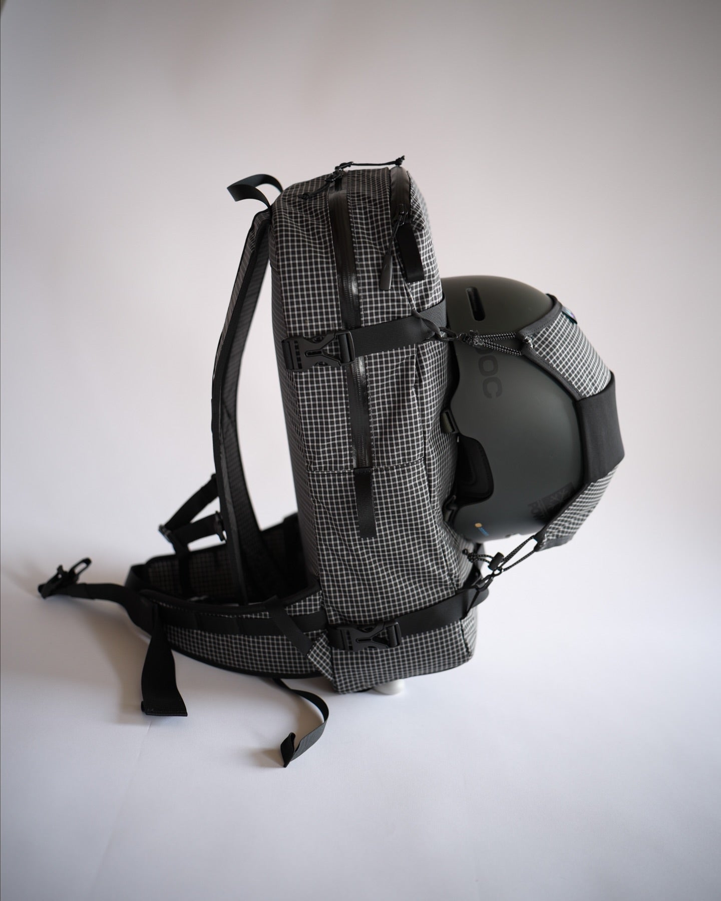 マウンテンロウギア　バムパック　ブラックアウト　ヘルメット装着時