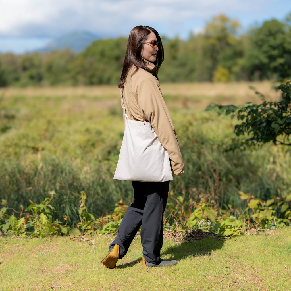 イフユーハブ　ビッグサコッシュ　ライトグレー　着用写真