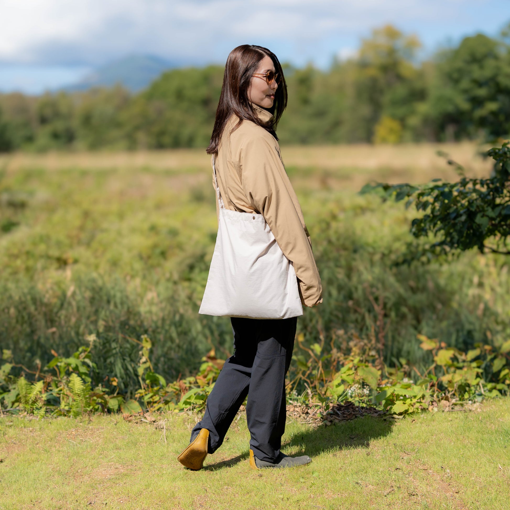 イフユーハブ　ビッグサコッシュ　ライトグレー　着用写真