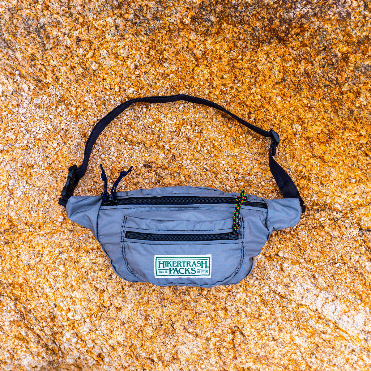 ハイカートラッシュ　PACK TO THE FUTURE　ウエストバッグ　グレー　ブラック　正面