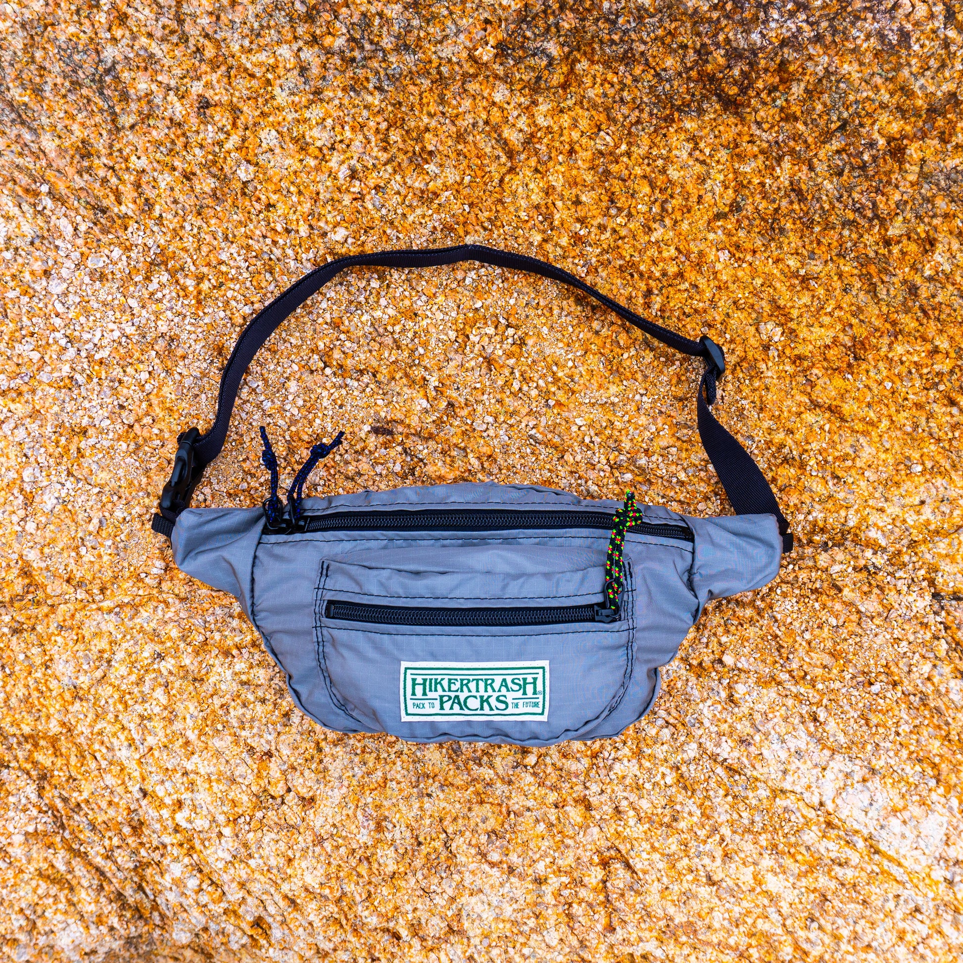 ハイカートラッシュ　PACK TO THE FUTURE　ウエストバッグ　グレー　ブラック　正面