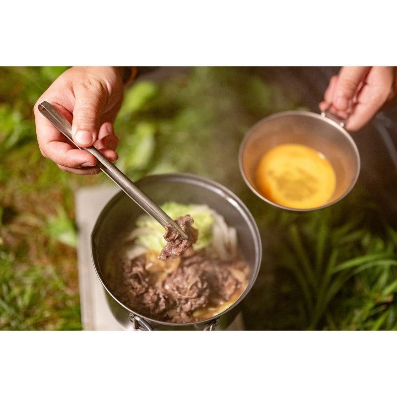 EVERNEW メシツカム 使用例 クッカーをつかむ アウトドア 調理 風景