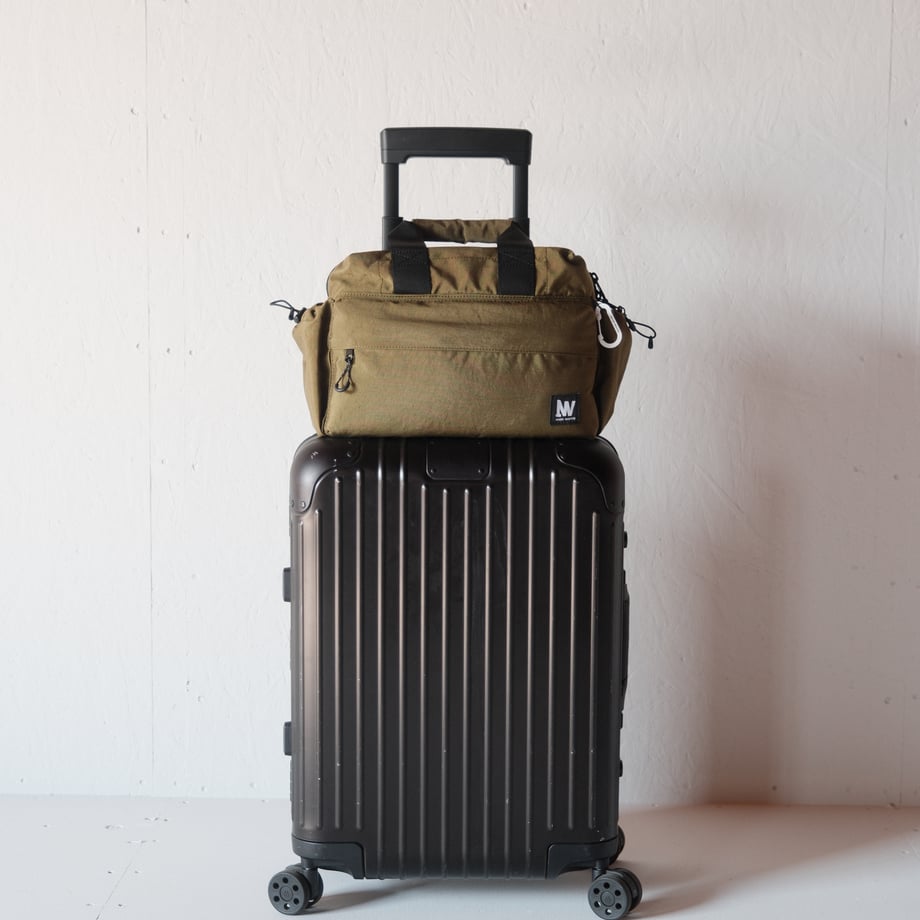 ネバーウェステッド　プレイリップ　カーキ　スーツケース着用