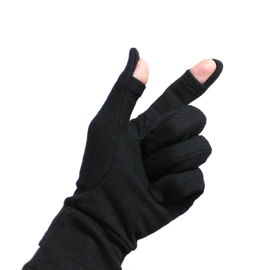 アンウェイステッド　ビヨンド　ブラック　指先