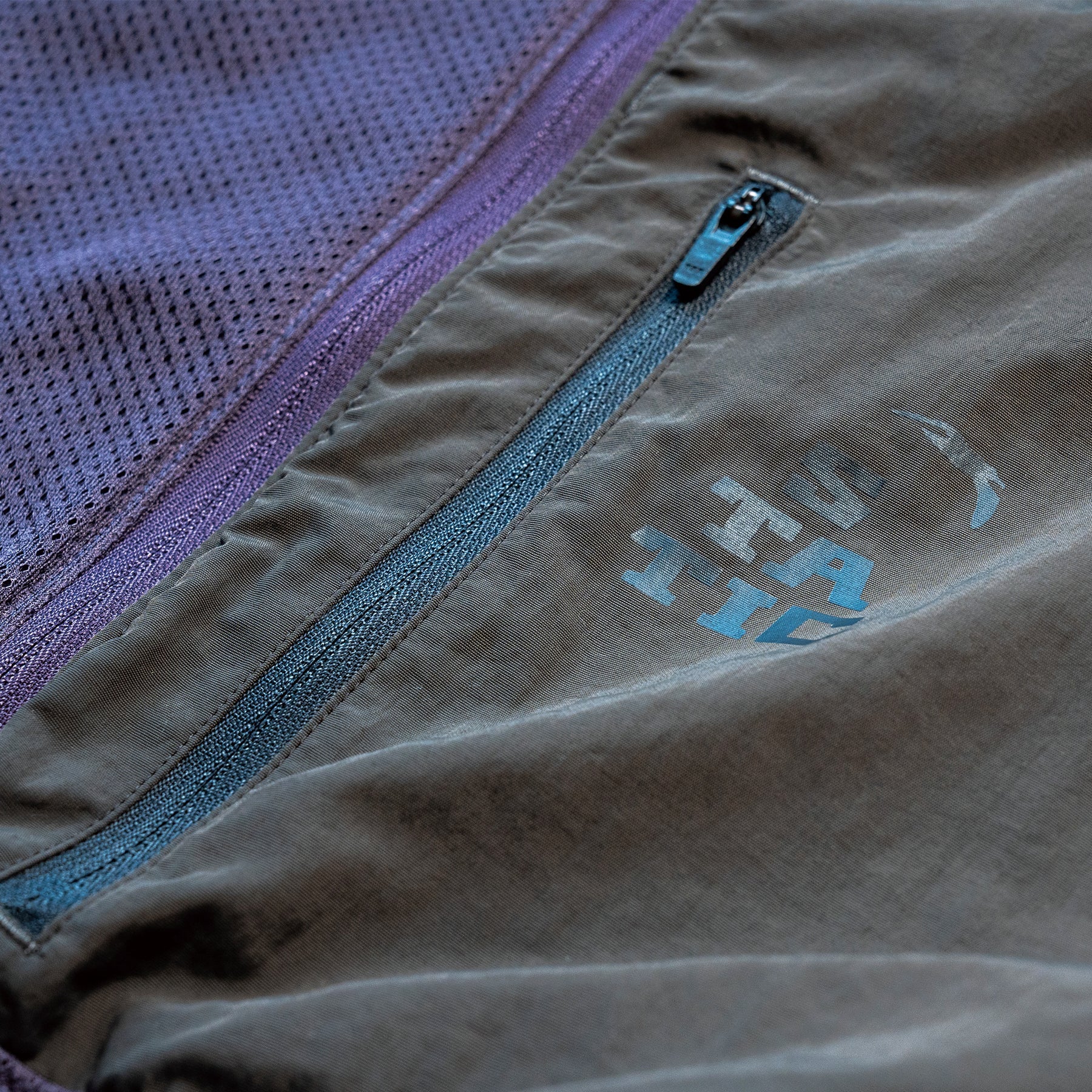 スタティック　アドリフト ハーフ ジップ フーディー　スギライト　胸ロゴ