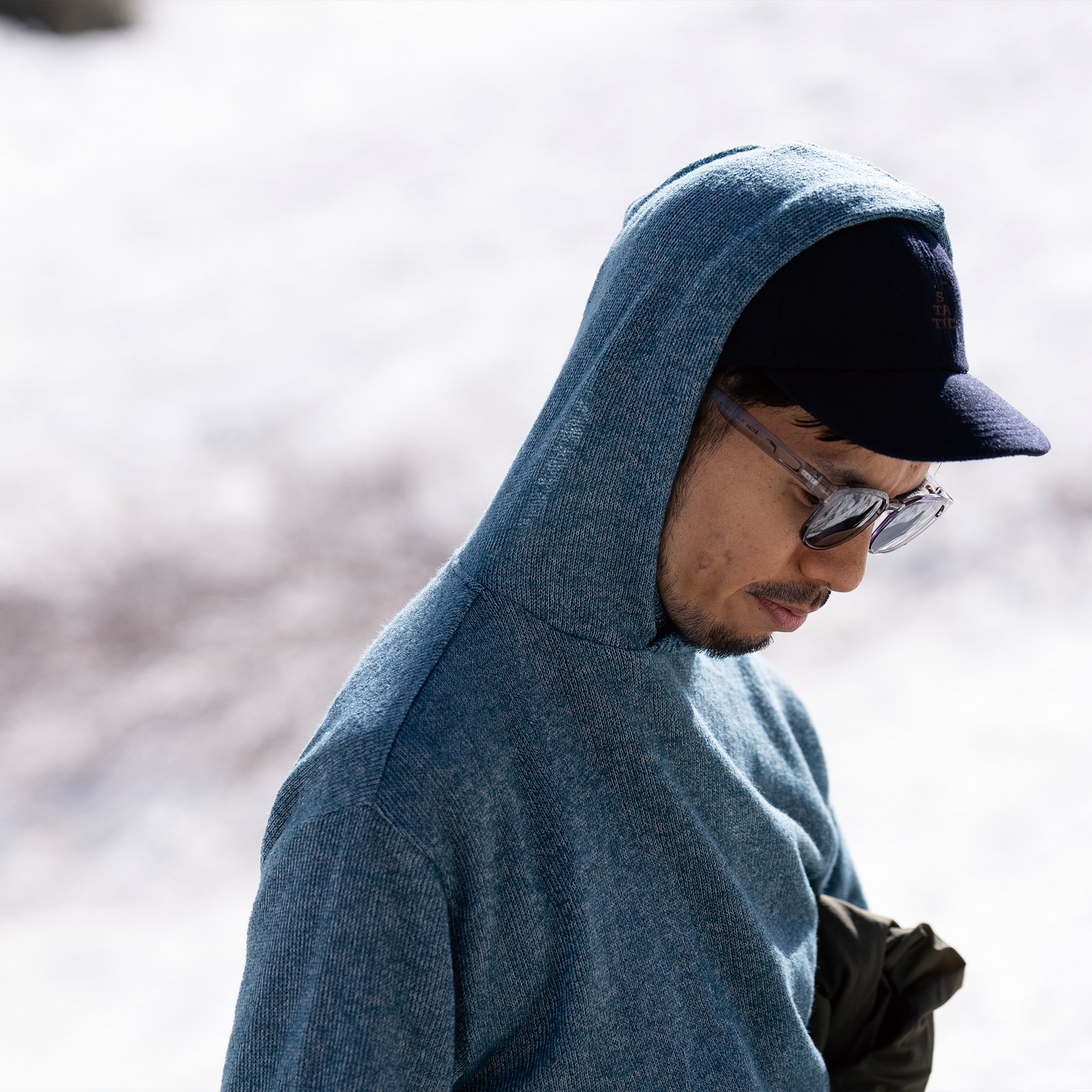 スタティック　ロアー リラックス フーディー　ブルーフローライト　着用画像